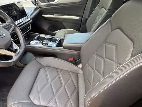 Used 2025 Volkswagen Atlas Cross Sport SE FWD image 3