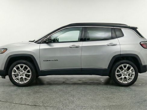 Used 2025 Jeep Compass Limited image 5