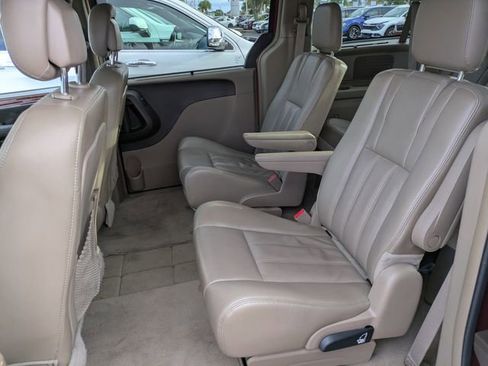 Used 2014 Chrysler Town & Country Touring image 11