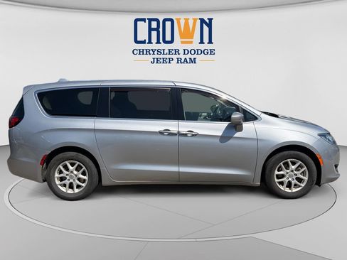 Used 2020 Chrysler Pacifica Touring FWD image 2