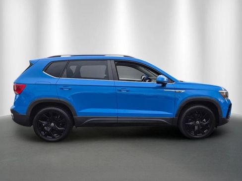 Used 2023 Volkswagen Taos SE w/ Panoramic Sunroof Package FWD image 6