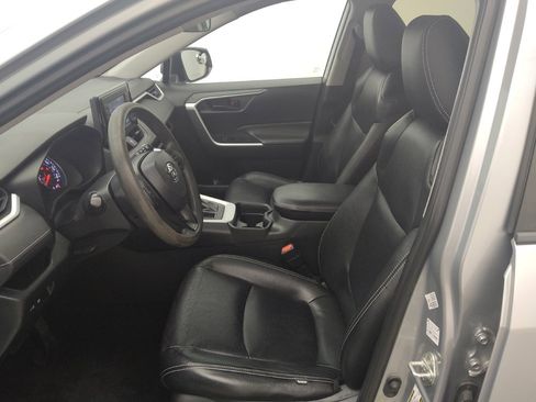 Used 2019 Toyota RAV4 LE image 17