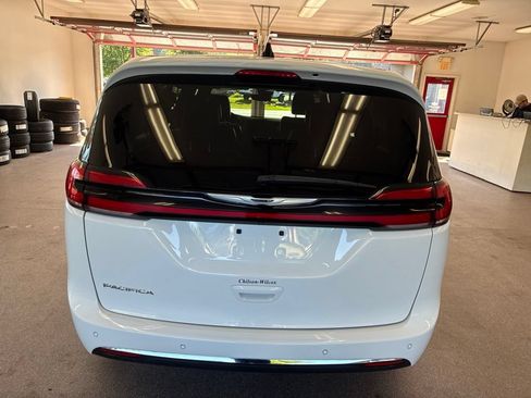 Used 2025 Chrysler Pacifica Select FWD image 18