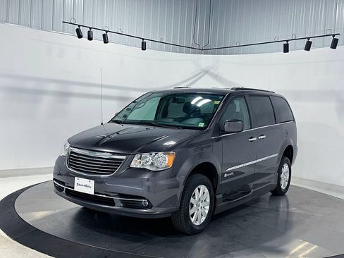 Used 2016 Chrysler Town & Country Touring w/ Driver Convenience Group FWD image 2