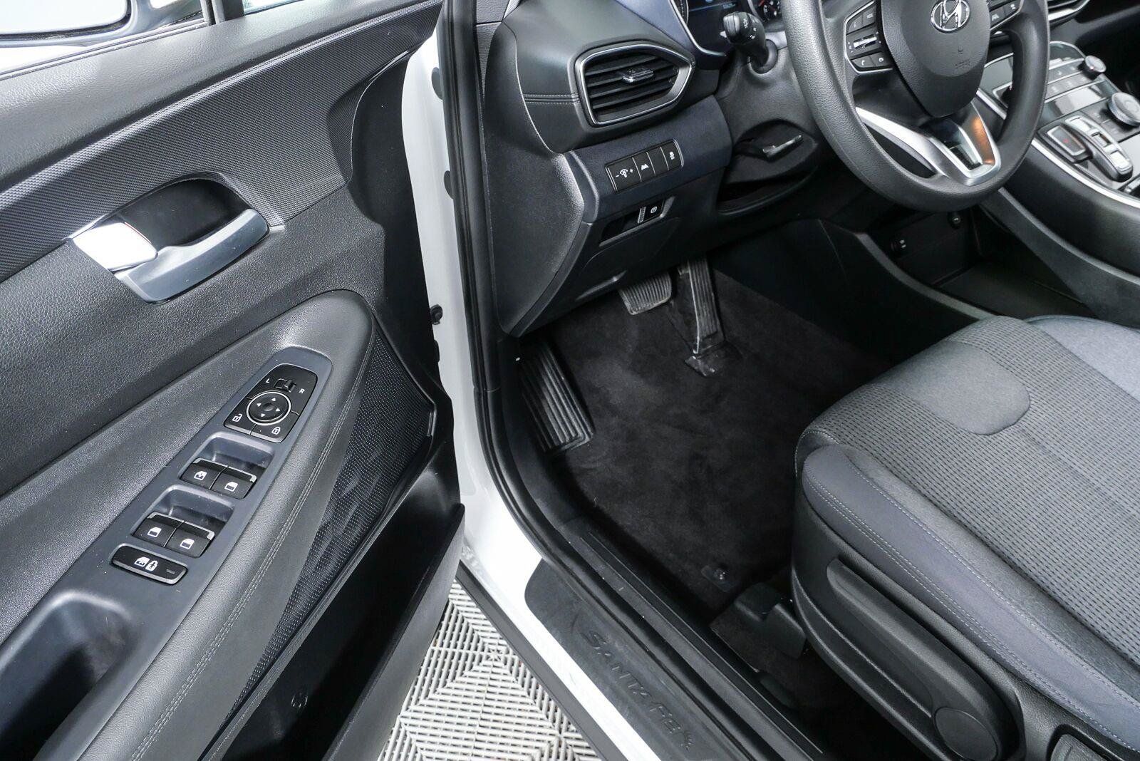 Used 2023 Hyundai Santa Fe SE FWD image 7