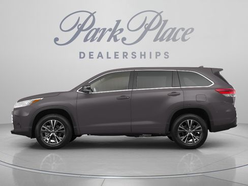 Used 2017 Toyota Highlander SE FWD image 2
