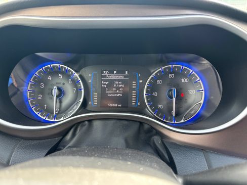 Used 2017 Chrysler Pacifica Touring-L FWD image 7