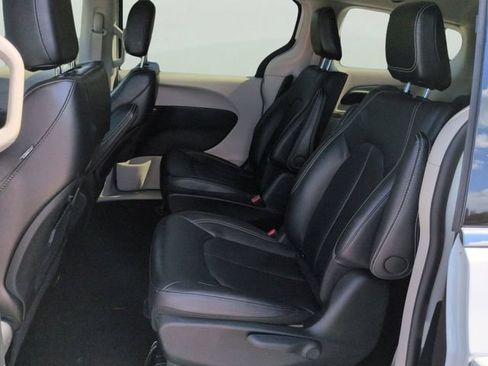 Used 2024 Chrysler Pacifica Limited FWD image 13