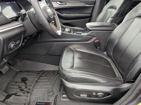 Used 2023 Jeep Grand Cherokee Limited w/ Black Appearance Package image 14