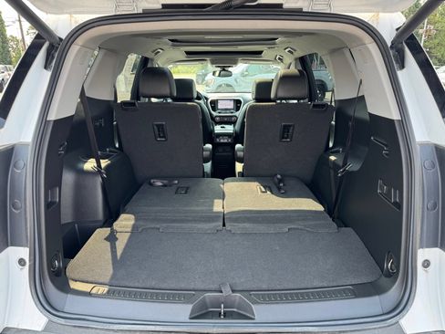 Used 2022 GMC Acadia SLT w/ Technology Package AWD/4WD image 37
