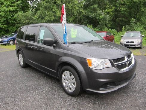 Used 2019 Dodge Grand Caravan SE FWD image 2