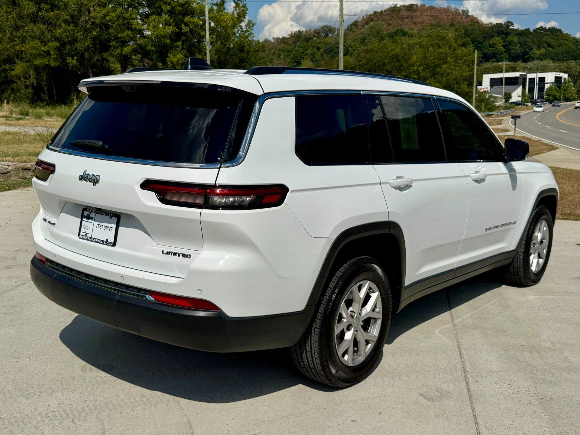 Used 2022 Jeep Grand Cherokee L Limited w/ Luxury Tech Group II AWD/4WD image 3