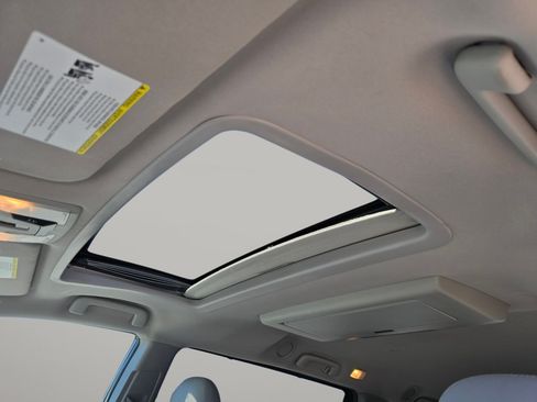 Used 2017 Toyota Sienna XLE Premium FWD image 6