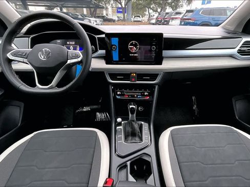 New 2026 Volkswagen Taos SE FWD image 5
