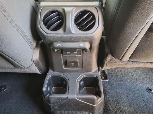 Used 2023 Jeep Gladiator Overland AWD/4WD image 16