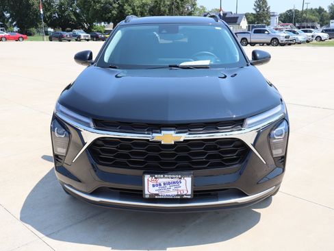 Used 2024 Chevrolet Trax LT w/ Driver Confidence Package FWD image 2