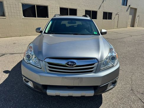 Used 2011 Subaru Outback 2.5i Limited AWD/4WD image 2