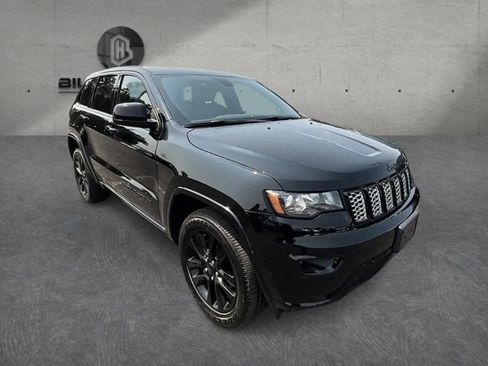 Used 2017 Jeep Grand Cherokee Altitude AWD/4WD image 4