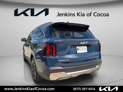 Used 2024 Kia Sorento S w/ Panoramic Sunroof Package FWD image 7