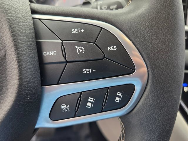 Used 2024 Chrysler Pacifica Touring-L FWD image 28