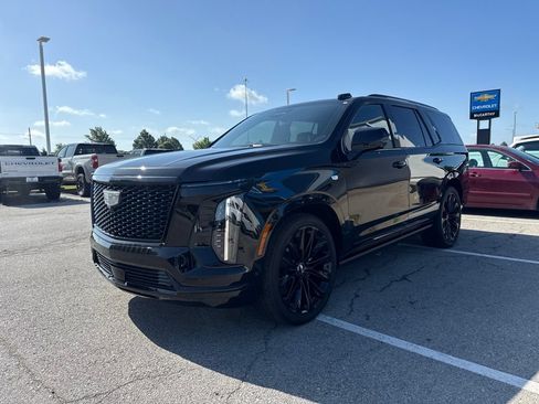 Used 2025 Cadillac Escalade Sport Platinum w/ LPO, ONYX Package AWD/4WD image 3