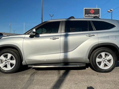 Used 2023 Toyota Highlander LE image 3