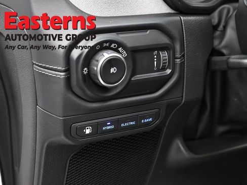 Used 2025 Jeep Wrangler Unlimited Sahara w/ Safety Group image 21