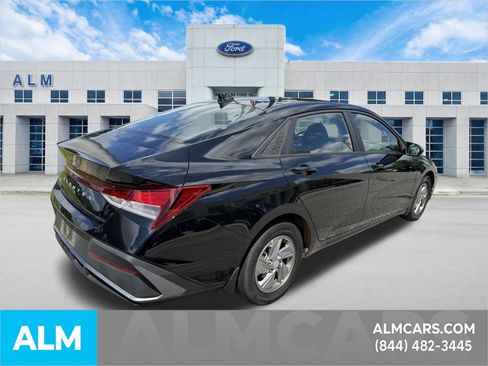 Used 2024 Hyundai Elantra SE FWD image 5