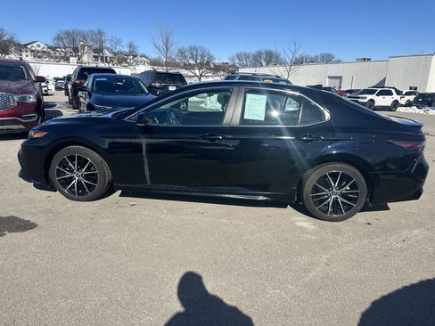 Used 2024 Toyota Camry SE image 6