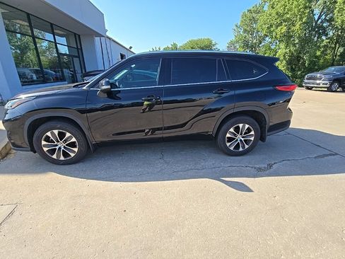 Used 2021 Toyota Highlander XLE AWD/4WD image 3