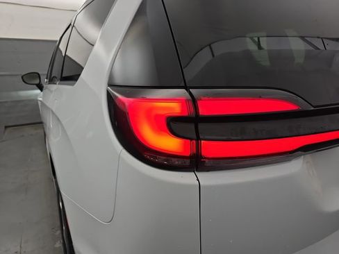 Used 2024 Chrysler Pacifica Limited image 18