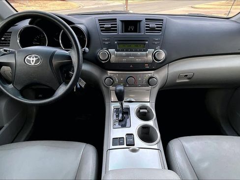 Used 2012 Toyota Highlander SE w/ Tow Pkg image 15