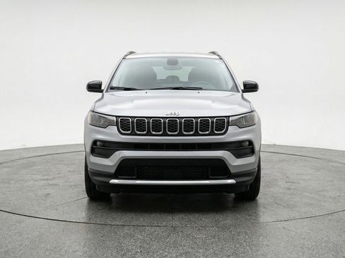 Used 2025 Jeep Compass Latitude image 2