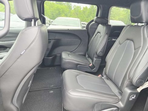 New 2026 Chrysler Pacifica Select w/ S Appearance Package FWD image 15