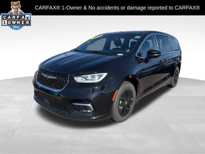 Used 2025 Chrysler Pacifica Select