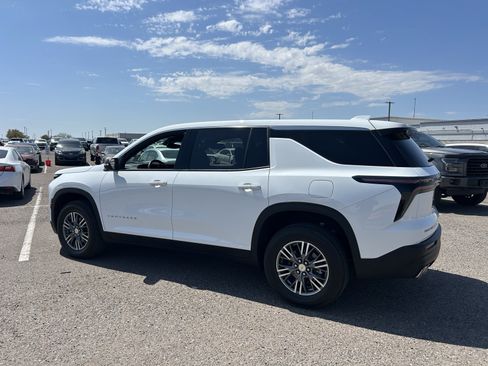 Used 2024 Chevrolet Traverse LS AWD/4WD image 3