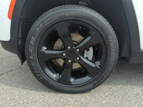 Used 2023 Jeep Grand Cherokee Altitude AWD/4WD image 10
