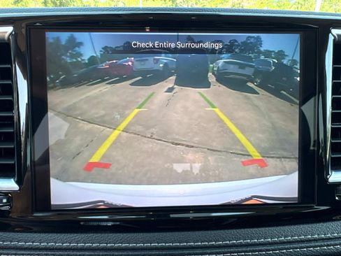 Certified 2024 Chrysler Pacifica Limited FWD image 23