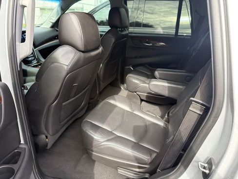 Used 2020 Cadillac Escalade Luxury RWD image 5
