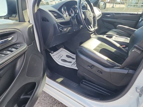 Used 2016 Dodge Grand Caravan SXT image 12