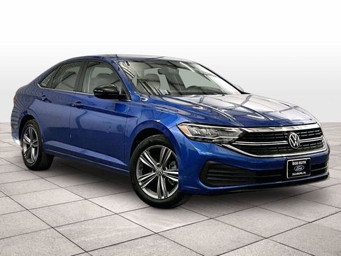 Used 2023 Volkswagen Jetta SE FWD image 2