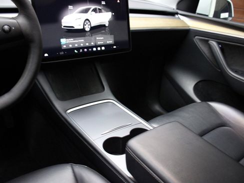 Used 2023 Tesla Model Y 2WD image 33