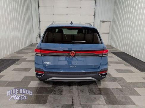 Used 2025 Volkswagen Taos SE image 3