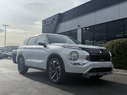 Used 2025 Mitsubishi Outlander SE image 1