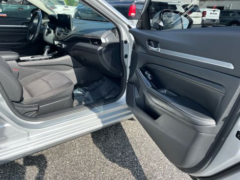 Used 2023 Nissan Altima 2.5 SV w/ SV Premium Package FWD image 32