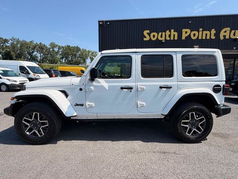 Used 2025 Jeep Wrangler Unlimited Sahara AWD/4WD image 9