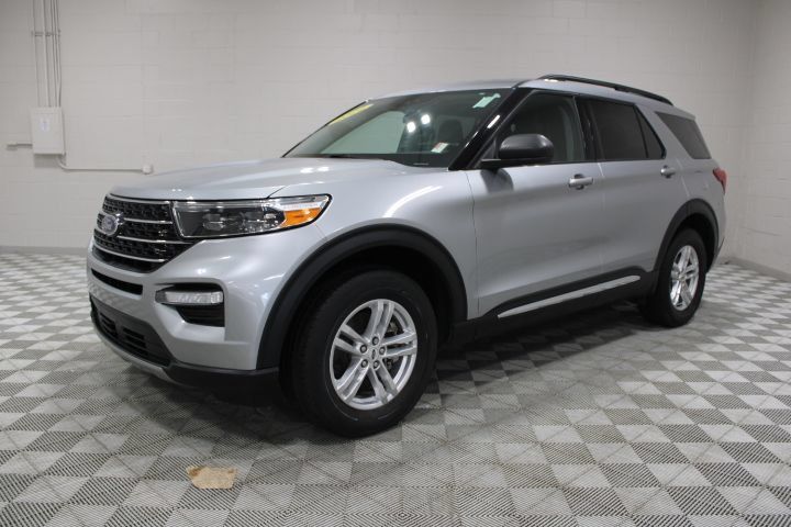 Used 2023 Ford Explorer XLT w/ Equipment Group 202A AWD/4WD image 7