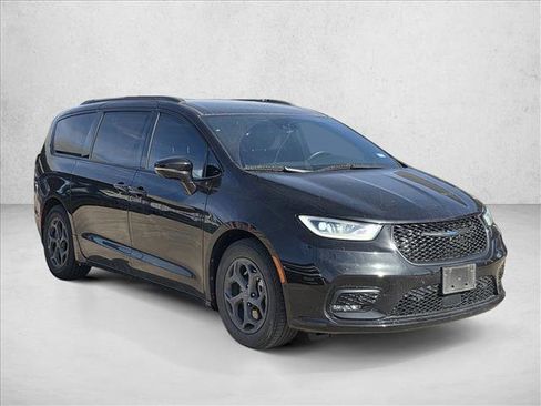 Used 2021 Chrysler Pacifica Limited w/ Uconnect Theater Family Group image 3