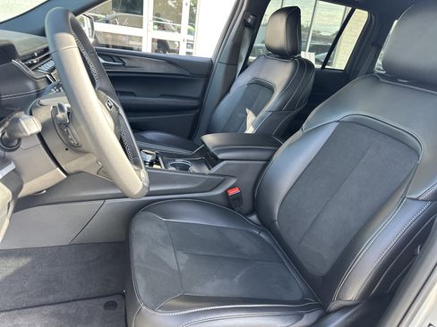 Used 2025 Jeep Grand Cherokee Altitude AWD/4WD image 12