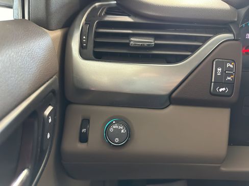 Used 2020 Chevrolet Suburban LT image 19